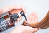 KUNDAL Honey & Macadamia Amber Vanilla - Натуральный шампунь для сухих и поврежденных волос, 500 мл — фото 2