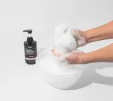 KUNDAL Honey & Macadamia White Musk - Натуральный шампунь для сухих и поврежденных волос, 500 мл — фото 2