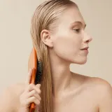 Щётка для волос Aveda Wooden Paddle Brush Mini плоская, компактная, с рукояткой из натуральных материалов, 1 шт — фото 3