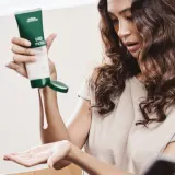 Aveda Sap Moss Weightless Hydrating Conditioner - Увлажняющий кондиционер против пушистости волос, 200 мл — фото 8