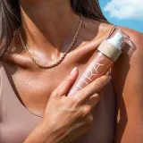 COCOSOLIS AURA Peptide Shimmer Spray - Увлажняющий спрей с блестками, 100 мл, оттенок с ароматом Raspberry — фото 3