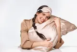 Набор резинок для волос Notino Silk Collection Small Scrunchie Set шёлковых, маленьких, 4 шт, оттенок Cream — фото 5