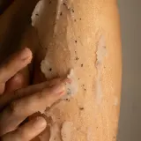 Elemis Body Exotics Frangipani Monoi Salt Glow - Минеральный пилинг для тела, 490 г — фото 4