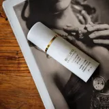 Sisley Sisleÿa L'Integral Anti-Aging Concentrate Hand Care - Омолаживающий крем для рук от пигментации SPF 30, 75 мл — фото 5