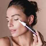 Sisley Black Rose Eye Contour Fluid - Розовый флюид против морщин для кожи вокруг глаз с омолаживающим действием, 14 мл — фото 5