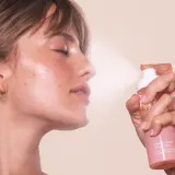 OLEHENRIKSEN Truth Peach Glaze Glow Mist - Спрей для лица с витамином C, 80 мл — фото 2