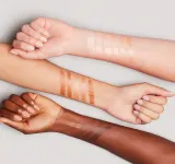 MAC Cosmetics Strobe Dewy Skin Tint - Увлажняющий тонизирующий крем, 30 мл, оттенок Light 2 — фото 4