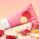 Пилинг для лица OLEHENRIKSEN Transform Strawberry Lemonade Smoothing Scrub с кислотами AHA, отшелушивающий, 90 г — фото 4
