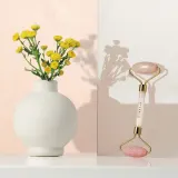 Роллер для массажа лица Payot Face Moving Quartz Roller Visage Sculptant из розового кварца, 1 шт — фото 3