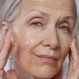 Nudestix Nudeskin Lemon-Aid Detox & Glow Micro-Peel - Осветляющий пилинг для лица, 60 мл — фото 4