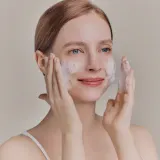 WHAMISA Organic Flowers Foaming Gel - Очищающий и успокаивающий пенящийся гель для демакияжа, 150 мл — фото 7