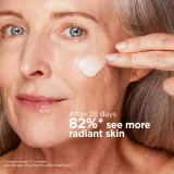 Clarins Nutri-Lumiere Day - Ревитализирующий дневной крем, придающий коже сияющий вид, 50 мл — фото 5