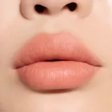 MAC Cosmetics Powder Kiss Lip + Cheek Mousse - Универсальный косметический продукт для макияжа губ и щек, 5 мл, оттенок Warm Hug — фото 6