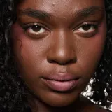 MAC Cosmetics Powder Kiss Lip + Cheek Mousse - Универсальный косметический продукт для макияжа губ и щек, 5 мл, оттенок Velvet Teddy — фото 4