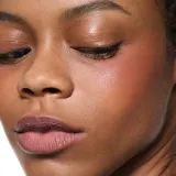 MAC Cosmetics Powder Kiss Lip + Cheek Mousse - Универсальный косметический продукт для макияжа губ и щек, 5 мл, оттенок Over The Taupe — фото 6