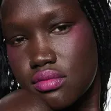 MAC Cosmetics Powder Kiss Lip + Cheek Mousse - Универсальный косметический продукт для макияжа губ и щек, 5 мл, оттенок Make It Fashun! — фото 4