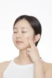 VT Cosmetics Vita-Light Reedle Shot 100 - в контексте того, что это сыворотка для лица: успокаивающая сыворотка для эффекта осветления и смягчения кожи, 50 мл — фото 5