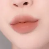 Banila Co. Romantic Blush - Многофункциональный косметический продукт для макияжа губ и щек, придающий идеальный вид, 3.7 г, оттенок 17 Baby Bean — фото 2