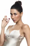 Banila Co. Romantic Blush - Многофункциональный косметический продукт для макияжа губ и щек, придающий идеальный вид, 3.7 г, оттенок 17 Baby Bean — фото 4