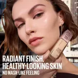 MAYBELLINE NEW YORK Lifter Plump & Glow - Тональное средство Maybelline Lifter Plump Glow флюид, среднее покрытие, 30 мл, 30 мл, оттенок 118 — фото 7