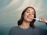 Звуковая зубная щётка Philips Sonicare 5300 HX7106/01 с датчиком нажатия, 62 000 движений в минуту, 1 шт — фото 2