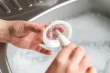 Щётка для мытья бутылочек и сосок Tommee Tippee 2in1 Clean, 1 шт Grey — фото 5