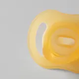 Пустышка Tommee Tippee Ultra Light Night силиконовая, со светящимся в темноте кольцом, 2 шт Yellow/ Green 0-6m — фото 3