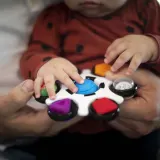 Игрушка интерактивная Baby Einstein Curiosity Clutch Twist Pop развивающая моторику, для детей, 1 шт 3 m+ — фото 4