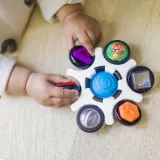 Игрушка интерактивная Baby Einstein Curiosity Clutch Twist Pop развивающая моторику, для детей, 1 шт 3 m+ — фото 8