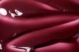 Масло-блеск для губ fwee 3D Voluming Gloss Cola Edition с маслом ши и миндальным маслом, 5,3 г, оттенок 12 Cherry Cola 70% — фото 3