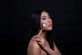 Кисть веерная для лица Luvia Cosmetics Elegance Fan Brush для пудровых средств, с синтетическим ворсом, 1 шт 211 — фото 2