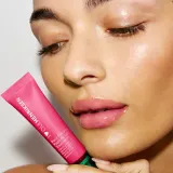 Уход для губ OLEHENRIKSEN Pout Preserve Chillers тонизирующий, с охлаждающим эффектом, 12 мл, оттенок Grenada Guava — фото 4