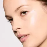 Хайлайтер для лица MAC Cosmetics Glow Play Bouncy Highlighter со светоотражающими пигментами, 7,5 г, оттенок Wind Chill — фото 3