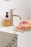 Жидкое мыло для рук KUNDAL Objet Exfoliating Waterfull Hand Wash с отшелушивающим действием, 380 мл z zapachem Sparkling Citrus — фото 3