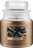 Свеча ароматическая Yankee Candle Seaside Woods в банке, древесно-цитрусовая, 104 г или, 104 г / 623 г — фото 1