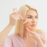 Набор Crystallove Rose Quartz Roller Selflove роллер из розового кварца и массажный камень — фото 4