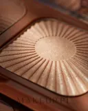 Палетка бронзера и хайлайтера для лица Catrice Bronze & Glow Palette Holiday Skin — фото 7