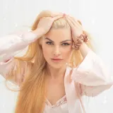 Набор Crystallove Silk шелковая маска для сна с кристаллами и 2 шелковые резинки для волос розовое золото — фото 5