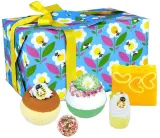 Набор для ванны Bomb Cosmetics Just Bee Yourself четыре бомбочки и мыло с маслом какао и медовым ароматом 5 предметов — фото 1