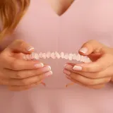 Ободок для волос Crystallove с розовым кварцем, из стали цвета розового золота, 1 шт — фото 2