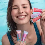 Essence Disney The Little Mermaid Juicy Bomb Shiny Lipgloss Crew набор блесков для губ, 5 оттенков с фруктовым ароматом — фото 4