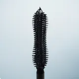 Тушь с пептидами, удлиняющая и поднимающая ресницы Kosas Soulgazer, оттенок Hypnotize — фото 3
