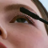 Тушь с пептидами, удлиняющая и поднимающая ресницы Kosas Soulgazer, оттенок Hypnotize — фото 5