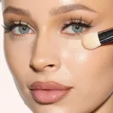Кисть для нанесения корректора под глаза Huda Beauty Undereye Buff Brush, 1 шт — фото 1