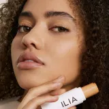 Тональный карандаш ILIA Skin Rewind Complexion Stick, 10 г, оттенок 2C Balsa — фото 3