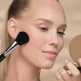 Бронзатор Anastasia Beverly Hills Smooth Blur Bronzer, 10 г, оттенок Golden Beach Glow — фото 3