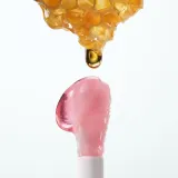 Масло для губ, 92% натуральных ингредиентов GUERLAIN KissKiss Bee Glow Oil, 9.5 мл, оттенок 258 Rose Glow — фото 4