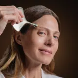 Sisley Ginkgo Gua Sha скребок для массажа лица и шеи 1 шт — фото 4