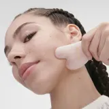 Sephora Collection Gua Sha Quartz Rose скребок гуаша из розового кварца 1 шт — фото 2