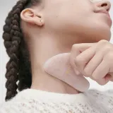 Sephora Collection Gua Sha Quartz Rose скребок гуаша из розового кварца 1 шт — фото 4